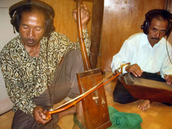 Alat Musik Tarawangsa Dimainkan Dengan Cara : Contoh Alat Musik Gesek